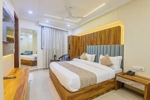 Luxury King Bed Room With Window